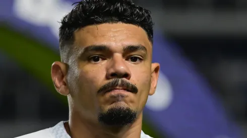 Tiquinho Soares jogador do Santos durante partida contra o Sport no estadio Vila Belmiro pelo campeonato Brasileiro A 2025. Foto: Jota Erre/AGIF