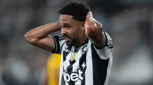 Vitinho jogador do Botafogo lamenta durante partida contra o Sport no estadio Engenhao pelo campeonato Brasileiro A 2025. Foto: Jorge Rodrigues/AGIF