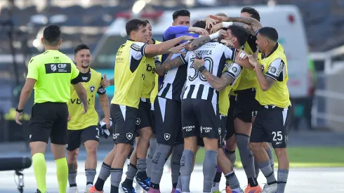 Jogadores do Botafogo comemoram gol. Foto: Thiago Ribeiro/AGIF