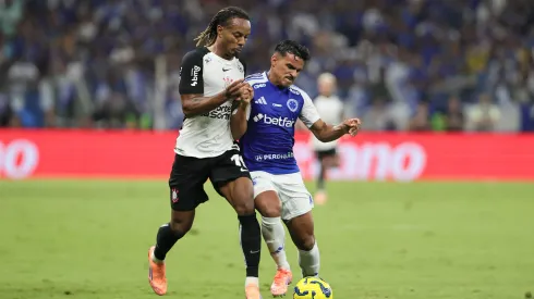 Kaiki Bruno, jogador do Cruzeiro, disputa lance com Carrillo jogador do Corinthians durante partida no estadio Mineirao pelo campeonato Copa Do Brasil 2025. Foto: Gilson Lobo/AGIF