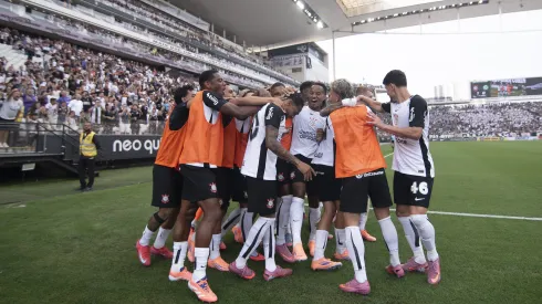 SP – SAO PAULO – 07/12/2025 – BRASILEIRO A 2025, CORINTHIANS X JUVENTUDE – Jose Martinez jogador do Corinthians comemora seu gol com jogadores da sua equipe durante partida contra o Juventude no estadio Arena Corinthians pelo campeonato Brasileiro A 2025. Foto: Anderson Romao/AGIF