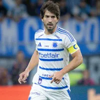 Torcida do Cruzeiro critica o volante Lucas Silva após cartão amarelo precoce contra o Corinthians