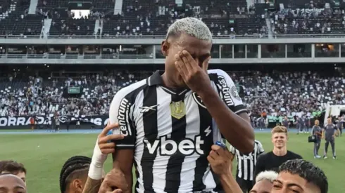 Cuiabano durante sua despedida após Botafogo x Fortaleza. Foto: Vitor Silva/Botafogo.