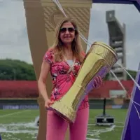 Leila Pereira posa com taça do Paulistão Feminino e celebra conquista do Palmeiras