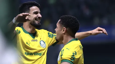 SP – SAO PAULO – 15/10/2025 – BRASILEIRO A 2025, PALMEIRAS X BRAGANTINO – Vitor Roque jogador do Palmeiras comemora seu gol com Flaco Lopez jogador da sua equipe durante partida contra o Bragantino no estadio Arena Allianz Parque pelo campeonato Brasileiro A 2025. Foto: Marcello Zambrana/AGIF