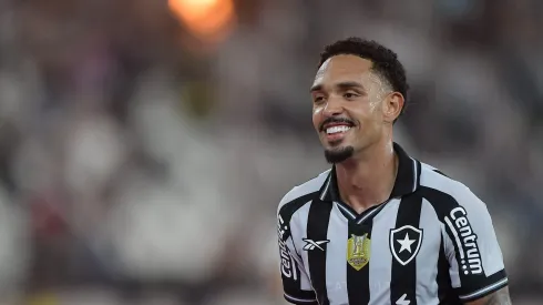 Vitinho em campo pelo Botafogo. Foto: Thiago Ribeiro/AGIF