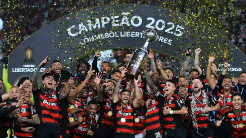 Flamengo ergue a taça da Libertadores 2025 após vencer o Palmeiras em Lima, no Peru – Buda Mendes/Getty Images)