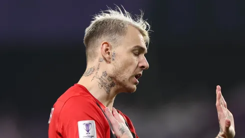 Roger Guedes, atacante do Al-Rayyan em partida pelo campeonato dos emirados árabes (Foto: Francois Nel/Getty Images)