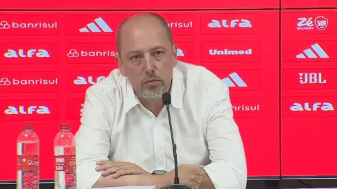 Alessandro Barcellos, presidente do Internacional em entrevista coletiva (Foto: Reprodução / Youtube)