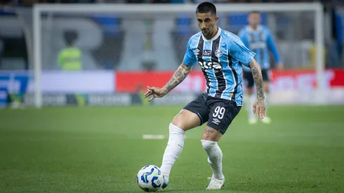RS – PORTO ALEGRE – 05/11/2025 – BRASILEIRO A 2025, GREMIO X CRUZEIRO – Cristian Olivera jogador do Gremio durante partida contra o Cruzeiro no estadio Arena do Gremio pelo campeonato Brasileiro A 2025. Foto: Maxi Franzoi/AGIF