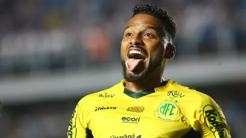 Reinaldo jogador do Mirassol comemora seu gol durante partida contra o Santos. Foto: Mauricio De Souza/AGIF