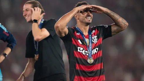 RJ – RIO DE JANEIRO – 03/12/2025 – BRASILEIRO A 2025, FLAMENGO X CEARA – Danilo jogador do Flamengo durante cerimonia de premiacao ao final da partida contra o Ceara no estadio Maracana pela decisao do campeonato Brasileiro A 2025. Foto: Jorge Rodrigues/AGIF