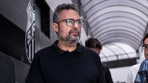 Alexandre Mattos, diretor-executivo do Santos, no CT Rei Pelé