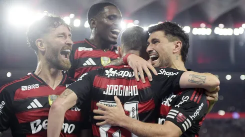 Evertton Araújo comemora gol com jogadores do Flamengo
