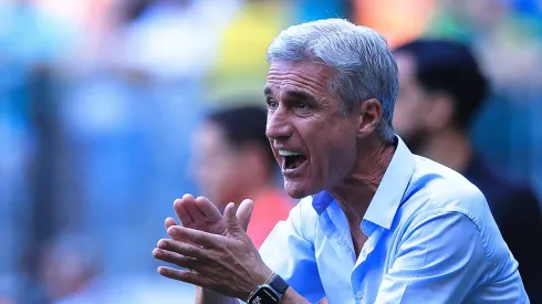 Luís Castro conversa com Odorico sobre reforços.