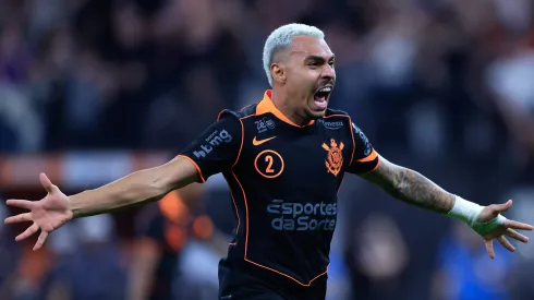 SP – SAO PAULO – 14/12/2025 – COPA DO BRASIL 2025, CORINTHIANS X CRUZEIRO – Matheuzinho jogador do Corinthians comemora vitoria ao final da partida contra o Cruzeiro no estadio Arena Corinthians pelo campeonato Copa Do Brasil 2025. Foto: Marcello Zambrana/AGIF