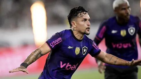 Arthur comemora seu gol pelo Botafogo – Foto: Alexandre Loureiro/AGIF