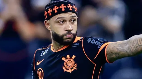 Memphis Depay comemorou a classificação do Timão.