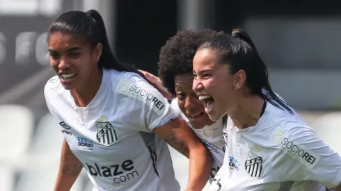 Jogadoras santistas. Foto: Reinaldo Campos/AGIF
