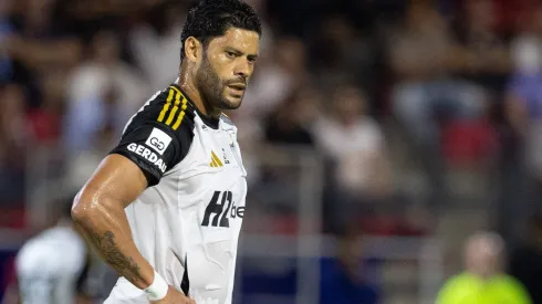 SP – BRAGANCA PAULISTA – 16/11/2025 – BRASILEIRO A 2025, BRAGANTINO X ATLETICO-MG – Hulk jogador do Atletico-MG lamenta derrota ao final da partida contra o Bragantino no estadio Cicero De Souza Marques pelo campeonato Brasileiro A 2025. Foto: Joisel Amaral/AGIF