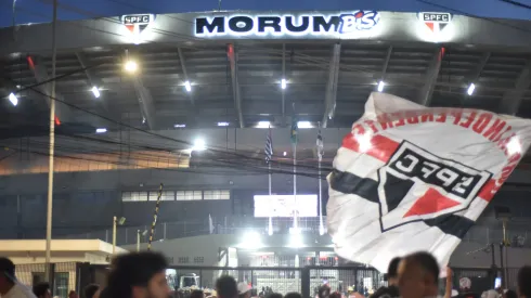 Torcida do São Paulo em frente ao Morumbi – Foto: Jota Erre/AGIF