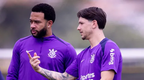 Memphis Depay e Yuri Alberto em treino no Corinthians