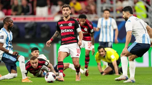 Arrascaeta em disputa de lance no jogo contra os egípcios