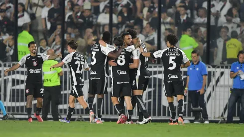 RJ – RIO DE JANEIRO – 24/08/2025 – BRASILEIRO A 2025, VASCO X CORINTHIANS – Gui Negao jogador do Corinthians comemora seu gol com jogadores do seu time durante partida contra o Vasco no estadio Sao Januario pelo campeonato Brasileiro A 2025. Foto: Thiago Ribeiro/AGIF