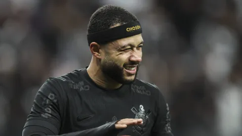 Memphis comemorando gol diante do Vasco no primeiro turno