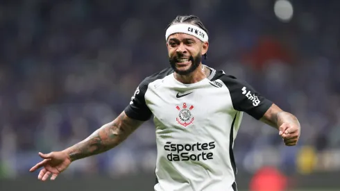 MG – BELO HORIZONTE – 10/12/2025 – COPA DO BRASIL 2025, CRUZEIRO X CORINTHIANS – Memphis Depay jogador do Corinthians comemora seu gol durante partida contra o Cruzeiro no estadio Mineirao pelo campeonato Copa Do Brasil 2025. Foto: Gilson Lobo/AGIF
