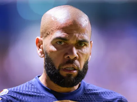 Daniel Alves é flagrado durante PSG x Flamengo