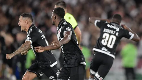 RJ – RIO DE JANEIRO – 14/12/2025 – COPA DO BRASIL 2025, FLUMINENSE X VASCO – Coutinho jogador do Vasco comemora vitoria ao final da partida contra o Fluminense no estadio Maracana pelo campeonato Copa Do Brasil 2025. Foto: Thiago Ribeiro/AGIF