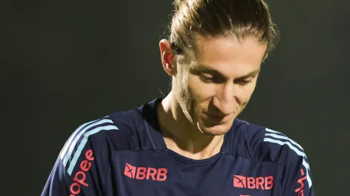 Filipe Luís no comando do Flamengo –<br />
Foto: Gilvan de Souza e<br />
Adriano Fontes/Flamengo