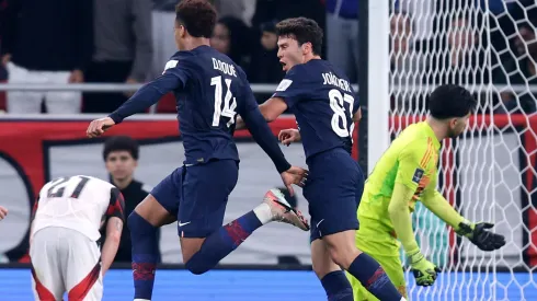 Khvicha Kvaratskhelia comemora seu gol diante do Flamengo na Copa Intercontinental (Photo by Getty Images)