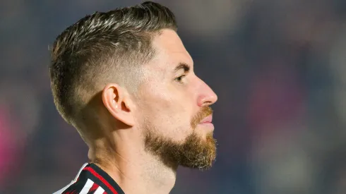 Jorginho, jogador do Flamengo, durante execucao do hino nacional antes da partida contra o Bragantino no estadio Cicero De Souza Marques pelo campeonato Brasileiro A 2025. Foto: Anderson Romao/AGIF