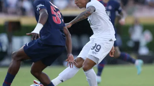 PASADENA, CALIFORNIA – JUNE 19: Igor Jesus #99 of Botafogo scores his team's first goal whilst under pressure from Willian Pacho #51 of Paris Saint-Germain during the FIFA Club World Cup 2025 group B match between Paris Saint-Germain FC and Botafogo FR at Rose Bowl Stadium on June 19, 2025 in Pasadena, California. (Photo by Stu Forster/Getty Images)