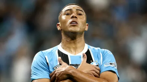 Carlos Vinicius, atacante do Grêmio em partida pelo campeonato brasileiro (Foto: Pedro H. Tesch/Getty Images)