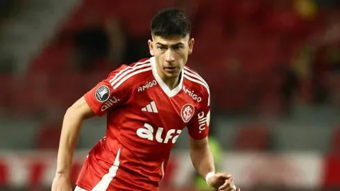 Alan Rodríguez, volante do Inter em partida pelo campeonato brasileiro (Foto: Pedro H. Tesch/Getty Images)