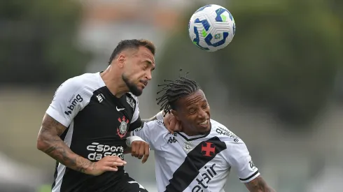 RJ – RIO DE JANEIRO – 24/08/2025 – BRASILEIRO A 2025, VASCO X CORINTHIANS – Tche Tche jogador do Vasco disputa lance com Raniele jogador do Corinthians durante partida no estadio Sao Januario pelo campeonato Brasileiro A 2025. Foto: Thiago Ribeiro/AGIF