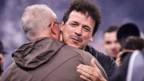 Dorival Junior, técnico do Corinthians, cumprimenta Fernando Diniz tecnico do Vasco durante partida contra o Vasco no estadio Arena Corinthians pelo campeonato Copa Do Brasil 2025. Foto: Fabio Giannelli/AGIF