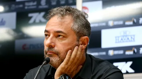 O dirigente Alexandre Mattos fala aos jornalistas durante apresentacao oficial em coletiva de imprensa realizada no Vila Belmiro.