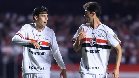 SP – SAO PAULO – 19/08/2025 – COPA LIBERTADORES 2025, SAO PAULO X ATLETICO NACIONAL – Ferraresi (e) e Rodriguinho jogadores do Sao Paulo durante partida contra o Atletico Nacional no estadio Morumbi pelo campeonato Copa Libertadores 2025. Foto: Marcello Zambrana/AGIF