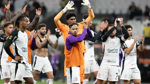 Time do Corinthians agradecendo a presença dos torcedores