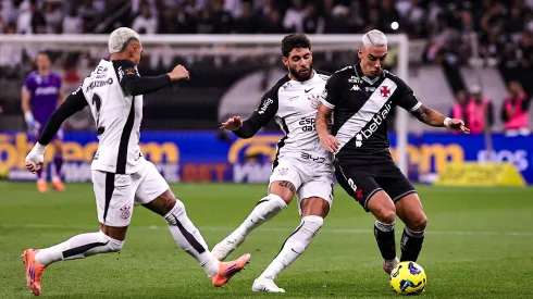 SP – SAO PAULO – 17/12/2025 – COPA DO BRASIL 2025, CORINTHIANS X VASCO – Yuri Alberto jogador do Corinthians disputa lance com Puma Rodriguez jogador do Vasco durante partida no estadio Arena Corinthians pelo campeonato Copa Do Brasil 2025. Foto: Fabio Giannelli/AGIF