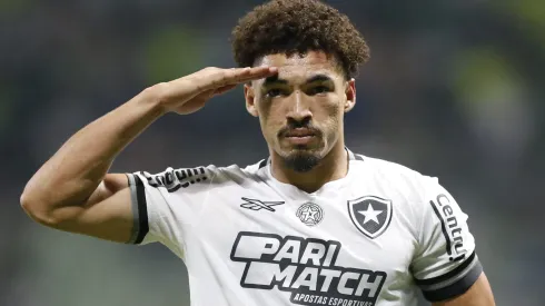 Zagueiro tem o futuro incerto – Foto: Miguel Schincariol/Getty Images.