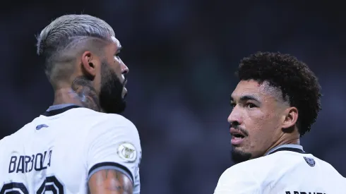 Adryelson durante jogo pelo Botafogo ao lado de Alexander Barboza.