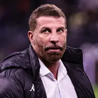 Vasco presenteia funcionários com ingressos para a final da Copa do Brasil acompanhado de uma camisa oficial