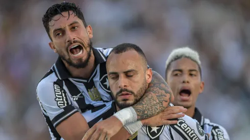 RJ – RIO DE JANEIRO – 07/12/2025 – BRASILEIRO A 2025, BOTAFOGO X FORTALEZA – Arthur Cabral jogador do Botafogo comemora seu gol com Alex Telles jogador da sua equipe durante partida contra o Fortaleza no estadio Engenhao pelo campeonato Brasileiro A 2025. Foto: Thiago Ribeiro/AGIF