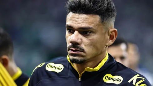 Tiquinho Soares jogador do Santos durante aquecimento antes da partida contra o Palmeiras no estadio Arena Allianz Parque pelo campeonato Brasileiro A 2025. Foto: Fabio Giannelli/AGIF