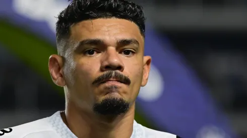 Tiquinho Soares, jogador do Santos, durante partida contra o Sport no estadio Vila Belmiro pelo campeonato Brasileiro A 2025. Foto: Jota Erre/AGIF